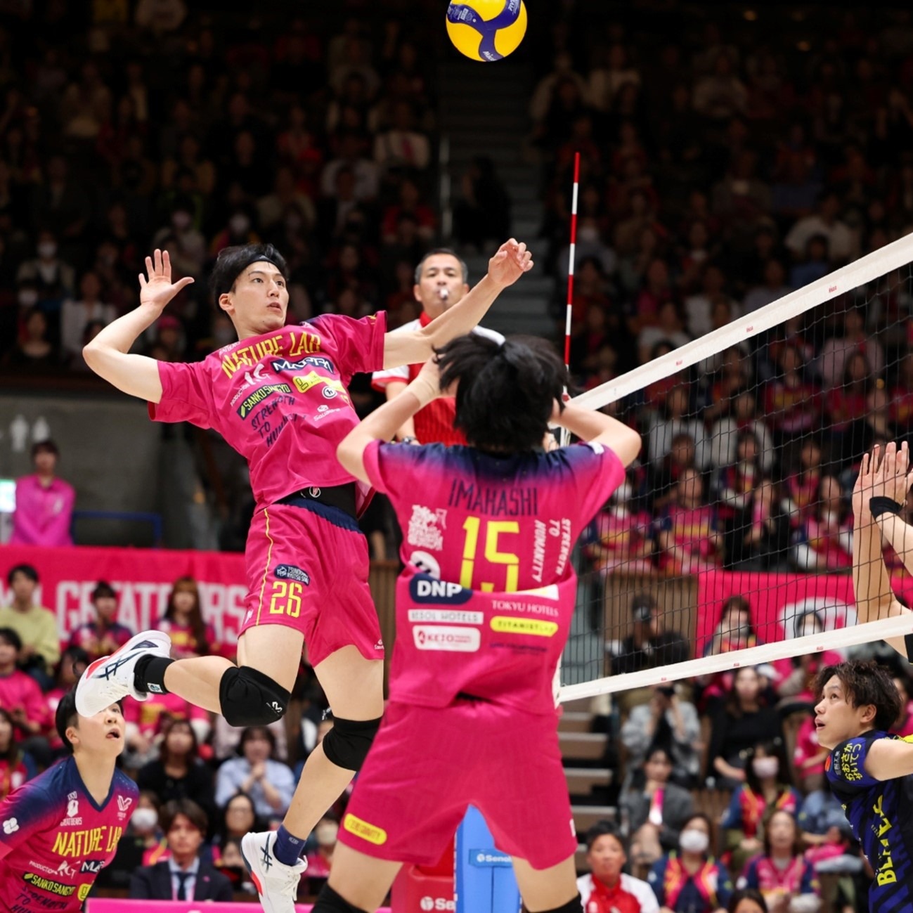 排面，泰州当地路牌上写着“苏超冠军城，泰州欢迎您”